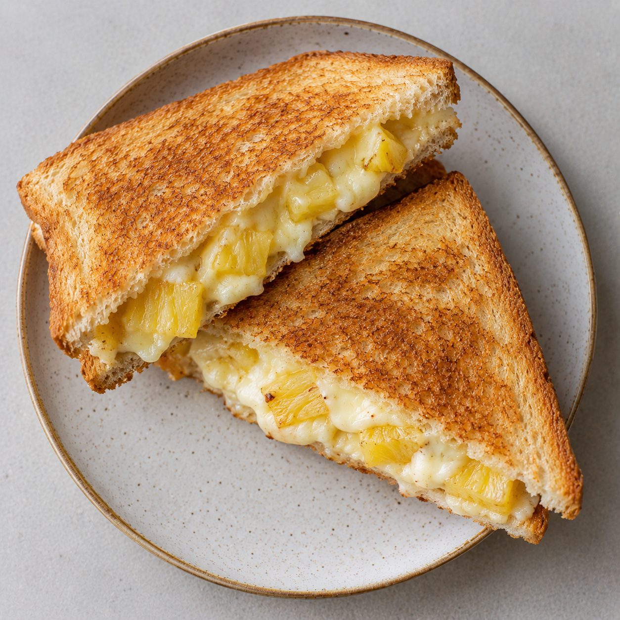 Cheese and pineapple sandwich (Cheese aur ananas ka sandwich)